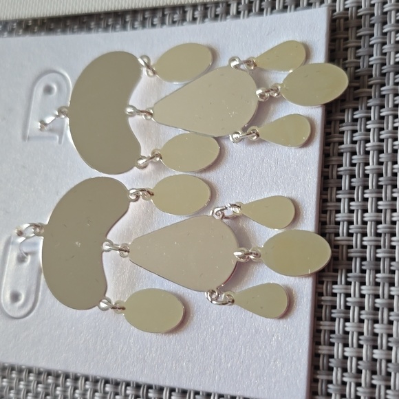 WOMEN'S FASHION JEWELRY BUNDLE OF 2 PAIR OF PIERCED EARRINGS - Picture 6 of 10